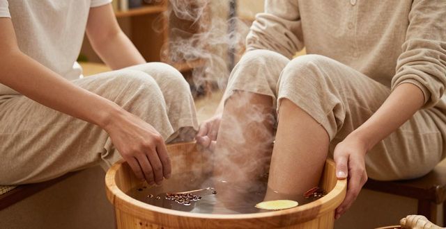 夜间九点泡脚能补肾,不同中药泡脚效果差异大